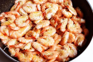 Karides pişirme, sıcak, ızgara karides, lezzetli ve lezzetli yemek, barbekü, deniz ürünleri, yakın çekim, üst manzara