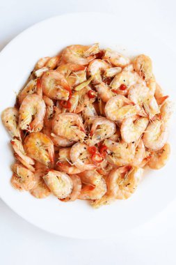 Karides pişirme, sıcak, ızgara karides, lezzetli ve lezzetli yemek, barbekü, deniz ürünleri, yakın çekim, üst manzara