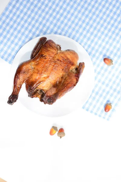 Köstliches Gegrilltes Hühnchen Vor Weißem Hintergrund Mittagstisch Grillgut Gebratenes Hühnchen — Stockfoto