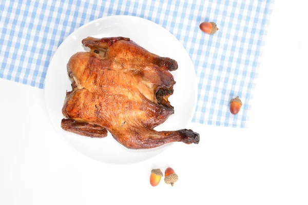 Πεντανόστιμο Ψητό Κοτόπουλο Λευκό Φόντο Μεσημεριανό Τραπέζι Μπάρμπεκιου Ολόκληρο Ψητό — Φωτογραφία Αρχείου