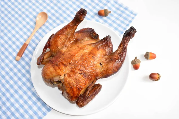 바탕에는 맛있는 닭고기 바베큐 닭고기 Bbq 집에서 닭고기로 음식과 도토리 — 스톡 사진