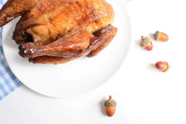 Köstliches Gegrilltes Hühnchen Vor Weißem Hintergrund Mittagstisch Grillgut Gebratenes Hühnchen — Stockfoto