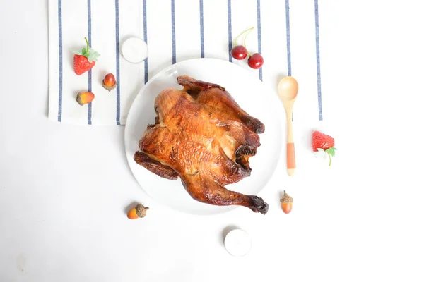 Köstliches Gegrilltes Hühnchen Vor Weißem Hintergrund Mittagstisch Grillgut Gebratenes Hühnchen — Stockfoto