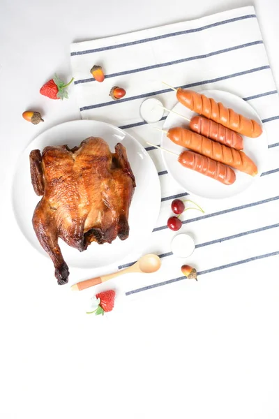 Köstliches Gegrilltes Hühnchen Vor Weißem Hintergrund Mittagstisch Grillgut Gebratenes Hühnchen — Stockfoto