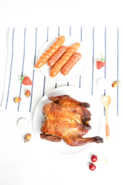 Köstliches Gegrilltes Hühnchen Vor Weißem Hintergrund Mittagstisch Grillgut Gebratenes Hühnchen — Stockfoto