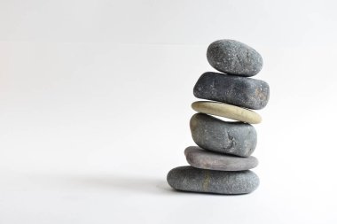 Yığın taşları beyaz arka planda izole edilmiş. Çakıl taşı kulesi. Denge ve uyum kavramı. Sakin ve ruh, spa taşları ve zen, barış, meditasyon, manevi ve soyut