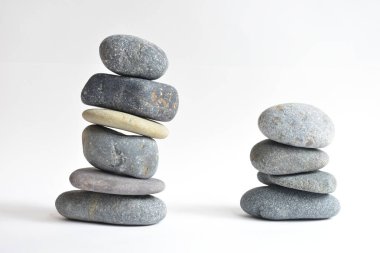 Yığın taşları beyaz arka planda izole edilmiş. Çakıl taşı kulesi. Denge ve uyum kavramı. Sakin ve ruh, spa taşları ve zen, barış, meditasyon, manevi ve soyut
