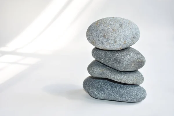 Piedras Apiladas Aisladas Fondo Blanco Torre Guijarros Concepto Equilibrio Armonía —  Fotos de Stock