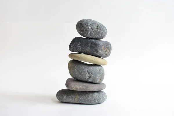 Piedras Apiladas Aisladas Fondo Blanco Torre Guijarros Concepto Equilibrio Armonía —  Fotos de Stock