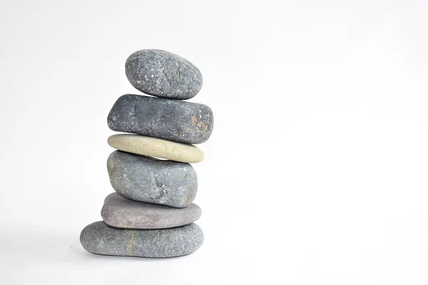 Piedras Apiladas Aisladas Fondo Blanco Torre Guijarros Concepto Equilibrio Armonía — Foto de Stock