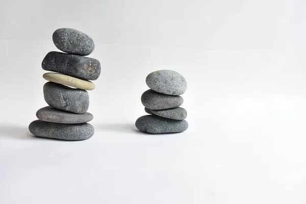 Piedras Apiladas Aisladas Fondo Blanco Torre Guijarros Concepto Equilibrio Armonía —  Fotos de Stock