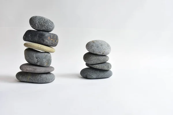 Piedras Apiladas Aisladas Fondo Blanco Torre Guijarros Concepto Equilibrio Armonía — Foto de Stock