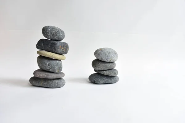 Piedras Apiladas Aisladas Fondo Blanco Torre Guijarros Concepto Equilibrio Armonía —  Fotos de Stock