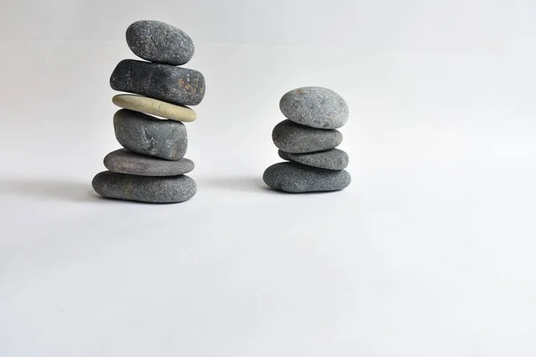 Piedras Apiladas Aisladas Fondo Blanco Torre Guijarros Concepto Equilibrio Armonía —  Fotos de Stock