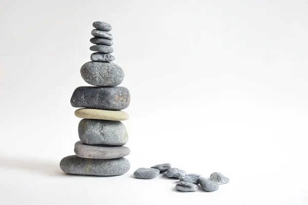 Piedras Apiladas Aisladas Fondo Blanco Torre Guijarros Concepto Equilibrio Armonía — Foto de Stock