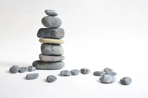 Piedras Apiladas Aisladas Fondo Blanco Torre Guijarros Concepto Equilibrio Armonía — Foto de Stock