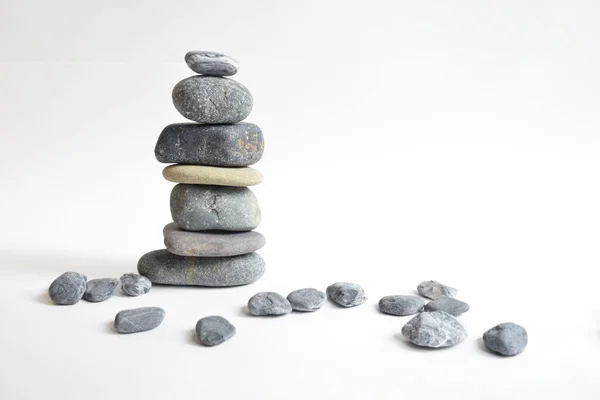 Piedras Apiladas Aisladas Fondo Blanco Torre Guijarros Concepto Equilibrio Armonía —  Fotos de Stock