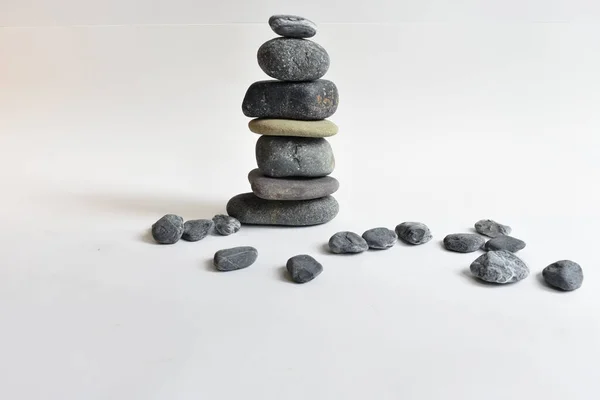 Piedras Apiladas Aisladas Fondo Blanco Torre Guijarros Concepto Equilibrio Armonía — Foto de Stock