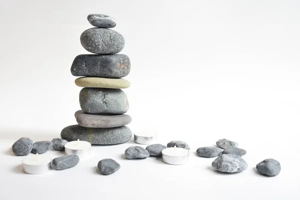 Piedras Apiladas Aisladas Fondo Blanco Torre Guijarros Concepto Equilibrio Armonía — Foto de Stock