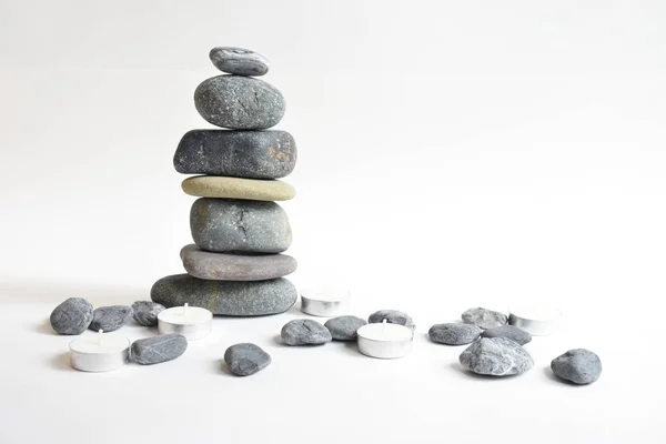 Piedras Apiladas Aisladas Fondo Blanco Torre Guijarros Concepto Equilibrio Armonía —  Fotos de Stock