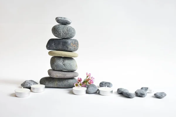 Piedras Apiladas Aisladas Fondo Blanco Flores Cera Rosa Torre Guijarros —  Fotos de Stock