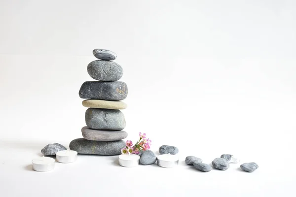 Piedras Apiladas Aisladas Fondo Blanco Flores Cera Rosa Torre Guijarros — Foto de Stock