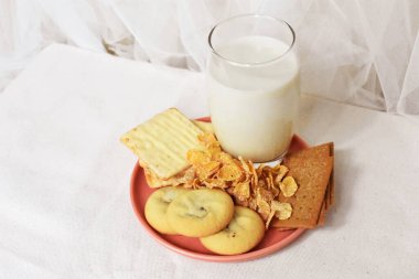 Pastel yeşil arka planda izole edilmiş brokoli, gölge yok, yeşil karnabahar izole edilmiş, vegan, sebze, yemek pişirme, organik, sağlıklı yiyecek.