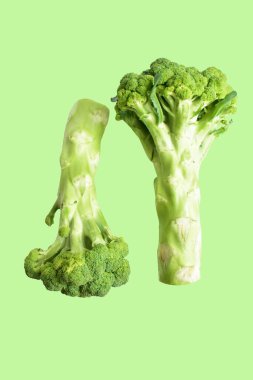 Pastel yeşil arka planda izole edilmiş brokoli, gölge yok, yeşil karnabahar izole edilmiş, vegan, sebze, yemek pişirme, organik, sağlıklı yiyecek.