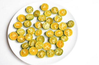 Turunçgil mikrocarpa arka planı, Calamondine meyvesi dilimi, üst görünüm, düz görünüm, portakal, limon suyu, limonata, meyve, içecek, taze, detoks, diyet, yemek