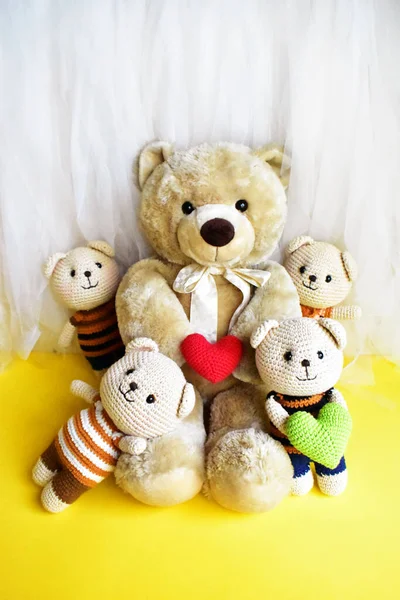 Niedliche Teddybären Familie Gelb Und Weiß Chiffon Hintergrund Entspannen Sommerurlaub — Stockfoto