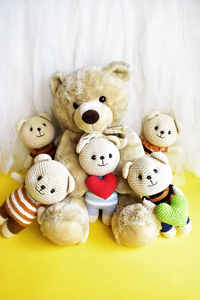 Leuke Teddyberen Familie Gele Witte Chiffon Achtergrond Ontspannen Zomervakantie Kinderspeelgoed — Stockfoto