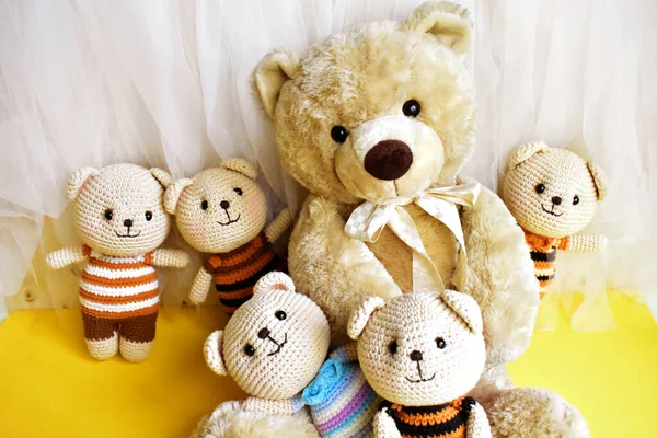 Cute Teddy Bear Keluarga Kuning Dan Putih Chiffon Latar Belakang — Stok Foto