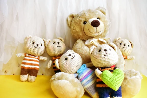 Cute Teddy Bear Keluarga Kuning Dan Putih Chiffon Latar Belakang — Stok Foto