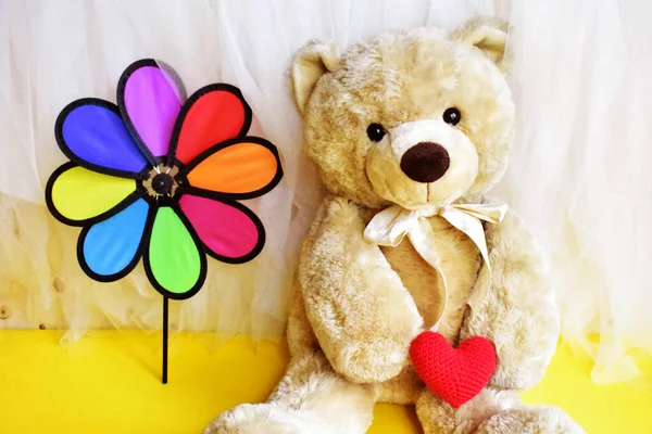 Boneka Beruang Teddy Lucu Mainan Lembut Memegang Pinwheel Pelangi Kincir — Stok Foto