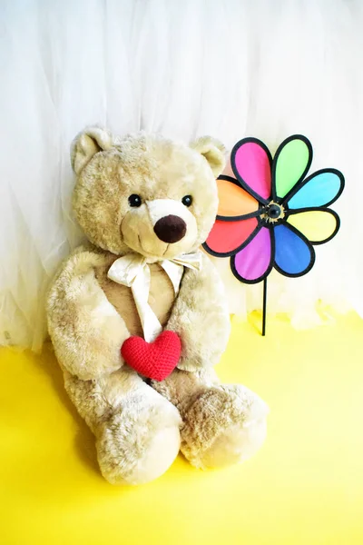 Niedlicher Teddybär Stofftier Hält Ein Regenbogen Windrad Windmühle Kinderspielzeug Kindheitserinnerungen — Stockfoto