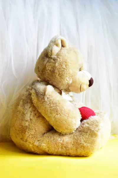 Милий Плюшевий Ведмедик Яка Іграшка Тримає Червоне Серце Жовтому Білому — стокове фото