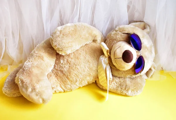 Bonito Ursinho Brinquedo Macio Deitado Praia Fundo Chiffon Amarelo Branco — Fotografia de Stock
