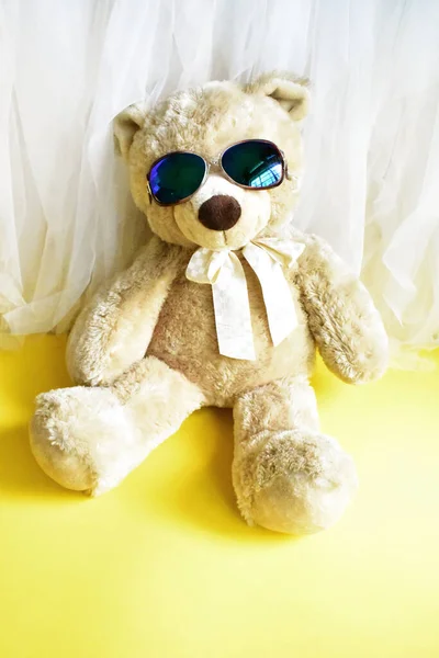 Cute Teddy Bear Soft Toy Lying Beach Yellow White Chiffon — Stock Photo, Image