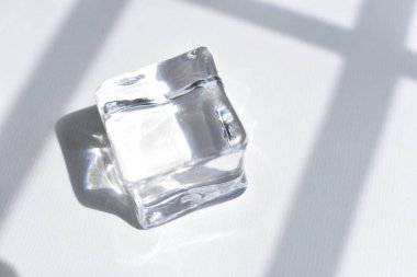 Gri renkli, beyaz arkaplan, kristal kaplı şeffaf buz küpleri