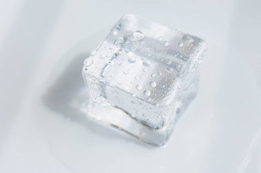 Gri renkli, beyaz arkaplan, kristal kaplı şeffaf buz küpleri