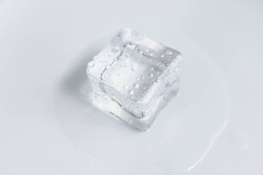 Gri renkli, beyaz arkaplan, kristal kaplı şeffaf buz küpleri