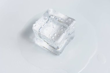 Gri renkli, beyaz arkaplan, kristal kaplı şeffaf buz küpleri