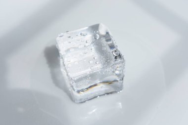 Gri renkli, beyaz arkaplan, kristal kaplı şeffaf buz küpleri