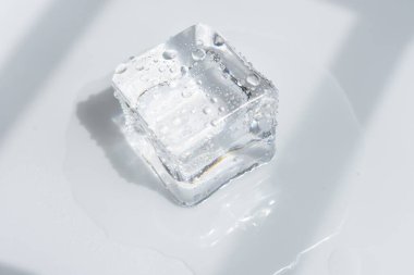 Gri renkli, beyaz arkaplan, kristal kaplı şeffaf buz küpleri