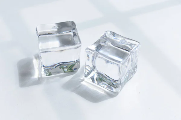 Transparante Ijsblokjes Geïsoleerd Grijze Kleur Witte Achtergrond Kristal — Stockfoto