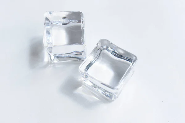 Cubos Hielo Transparentes Aislados Color Gris Fondo Blanco Cristal —  Fotos de Stock