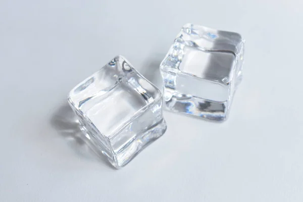Gri Renkli Beyaz Arkaplan Kristal Kaplı Şeffaf Buz Küpleri — Stok fotoğraf