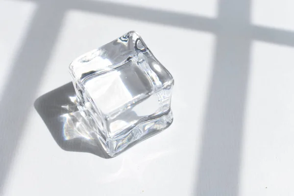 Cubos Gelo Transparentes Isolados Cor Cinza Fundo Branco Cristal — Fotografia de Stock