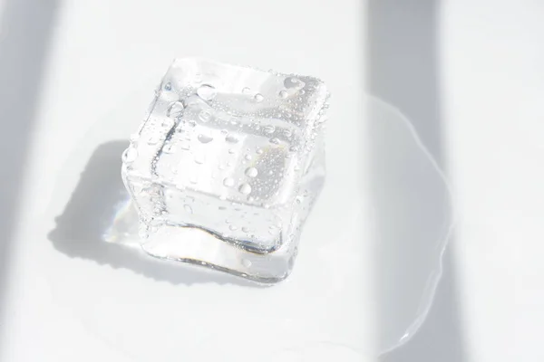 Průhledné Kostky Ledu Izolované Šedé Barvě Bílé Pozadí Krystal — Stock fotografie