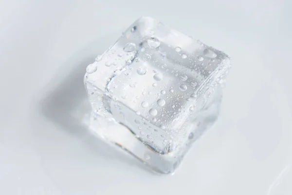 Cubos Hielo Transparentes Aislados Color Gris Fondo Blanco Cristal — Foto de Stock